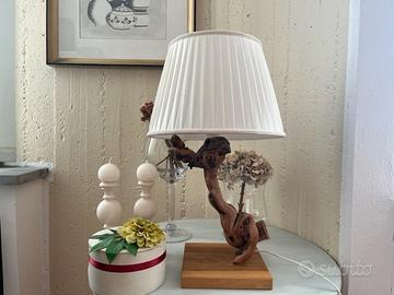 Lampada con basamento in ulivo vite