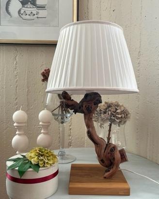 Lampada con basamento in ulivo vite