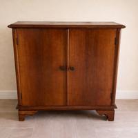 Mobiletto in legno con due ante e ripiano interno