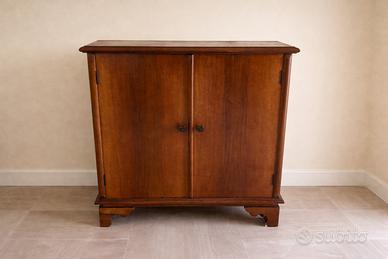 Mobiletto in legno con due ante e ripiano interno