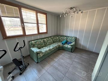 Divano angolare in tessuto verde (come nuovo)