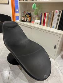 Chaise longue nera in ecopelle, poltrona