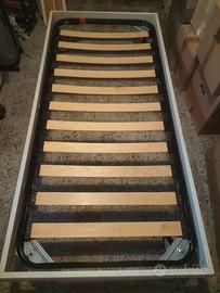 letto singolo, rete a doghe e ruote gommate