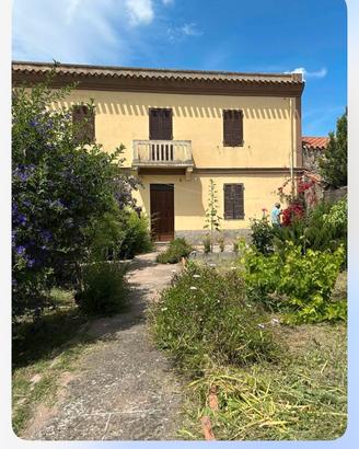 Casa con ampio giardino