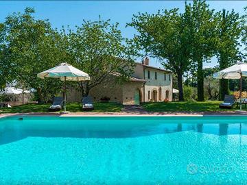 Rustico / Casale di 577 m² con più di 5 locali e b