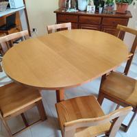 Tavolo da cucina con  6 sedie in noce.