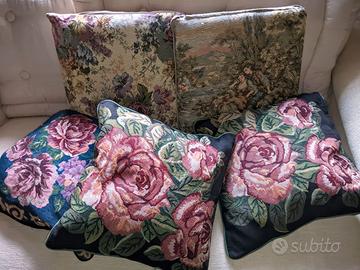 5 cuscini decorati piccolo punto