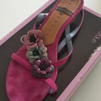 Sandali donna con fiori. Tacco basso. Numero 37.