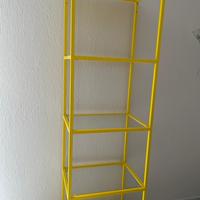 Mobile con ripiani in vetro