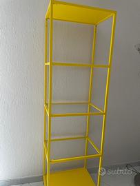 Mobile con ripiani in vetro