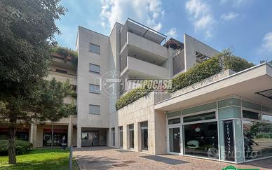 AMPIO TRILOCALE CON TERRAZZO IN CONTESTO DI RECENT
