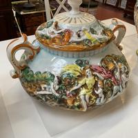 vaso con coperchio in porcellana di Capodimonte