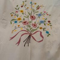 Copriletto matrimoniale in lino ricamato a mano