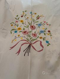 Copriletto matrimoniale in lino ricamato a mano