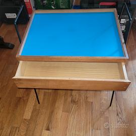Tavolino da caffè in legno e ferro.