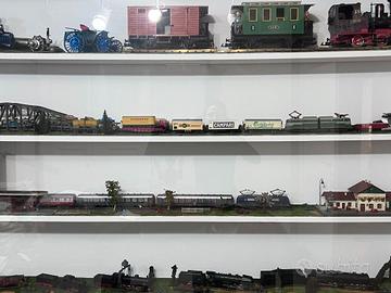 collezione trenini in miniatura con rotaie