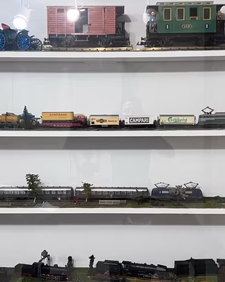 collezione trenini in miniatura con rotaie