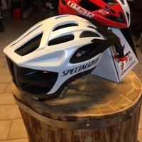 Due caschi da bici da corsa e MTB