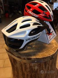 Due caschi da bici da corsa e MTB