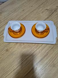 vassoio e due tazzine da caffè 