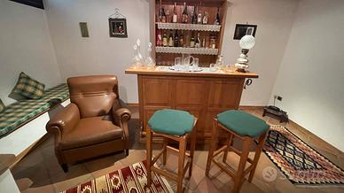 Angolo bar in legno stile rustico completo