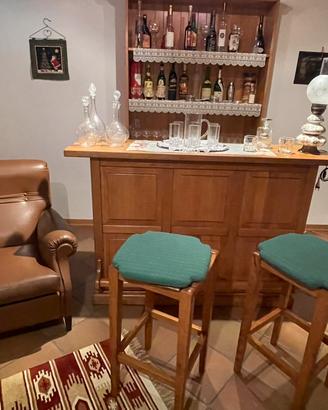 Angolo bar in legno stile rustico completo