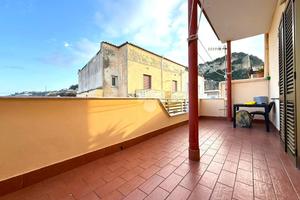4 LOCALI A MONTE DI PROCIDA