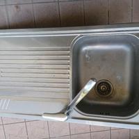 Lavello inox con rubinetto 