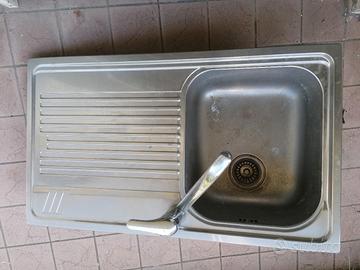 Lavello inox con rubinetto 