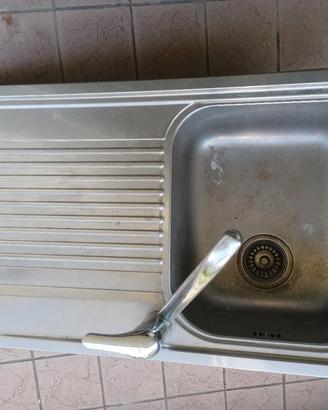 Lavello inox con rubinetto 