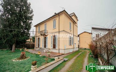 Splendida Villa in Stile Liberty con Giardino, Box
