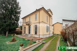 Splendida Villa in Stile Liberty con Giardino, Box