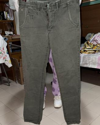 pantaloni colore verde 