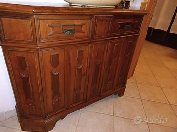 Mobile ingresso in legno con intagli e cassetti