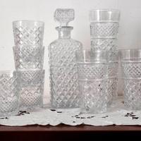 bicchieri e bottiglia in cristallo