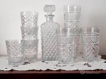 bicchieri e bottiglia in cristallo