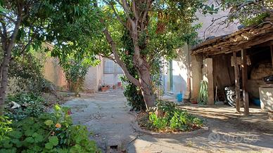 Casa indipendente con ampio giardino
