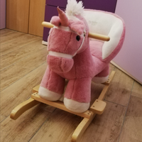 Unicorno di peluche a dondolo