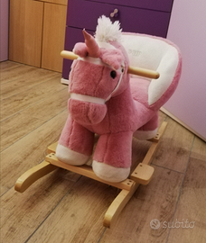 Unicorno di peluche a dondolo