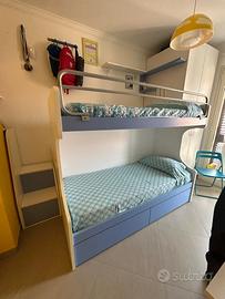 letto a castello blu tenue e bianco con cassettoni