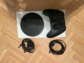 Serie Xbox Consolle S con controller e cavi