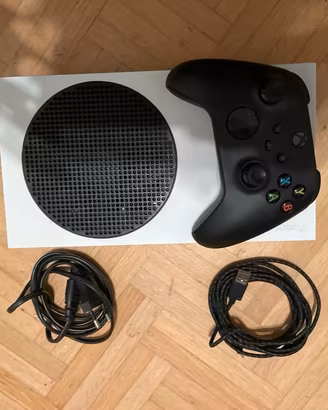 Serie Xbox Consolle S con controller e cavi