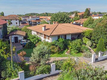 villa ampia metratura con un bel giardino