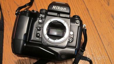 Nikon F4 S con NIKKOR 35-70 f/2,8 con custodia