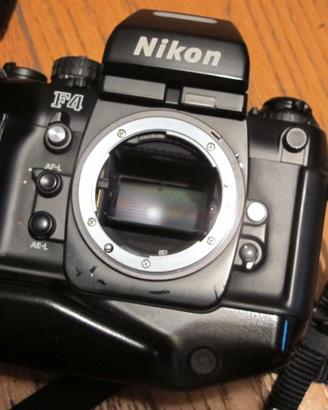 Nikon F4 S con NIKKOR 35-70 f/2,8 con custodia