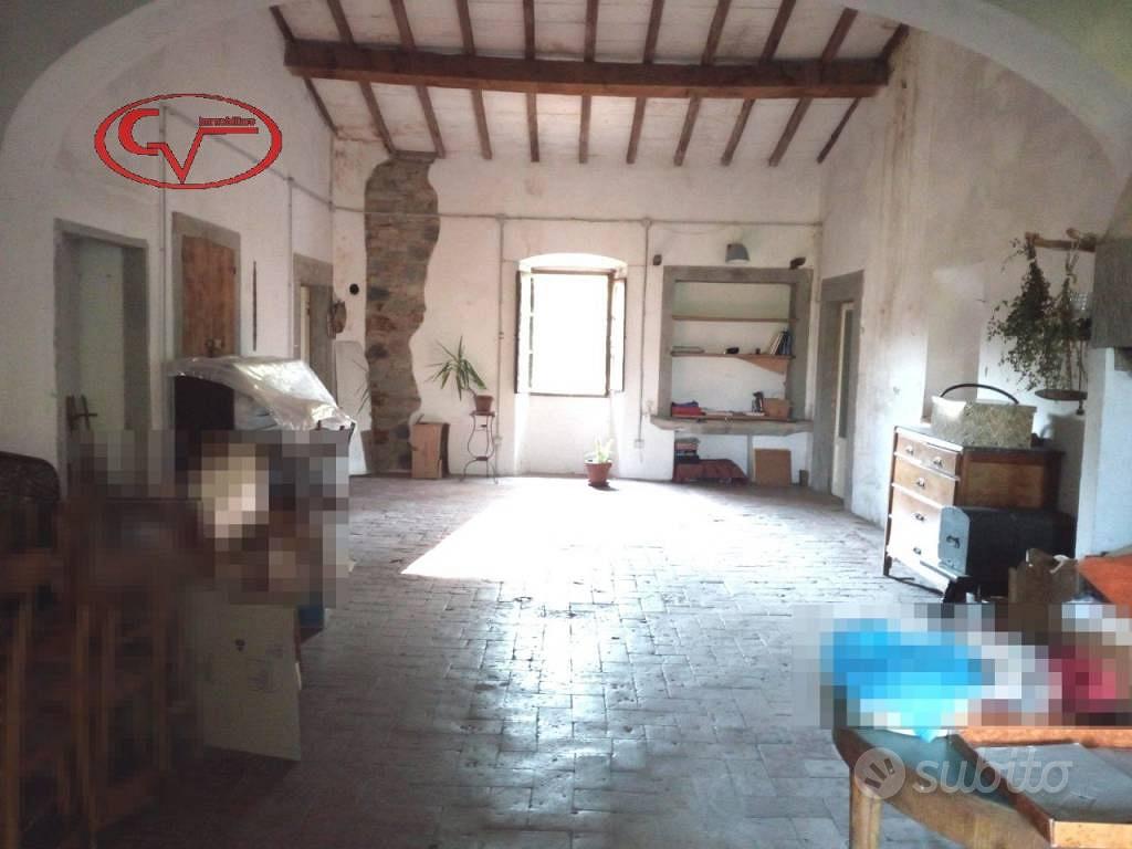 Rustico / Casale di 450 m² con più di 5 locali a L - Vista 4