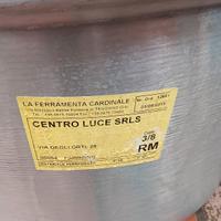 pentola per pomodori con bottiglie