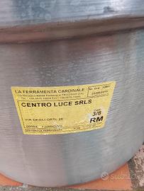 pentola per pomodori con bottiglie