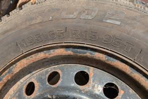 Pneumatico chiodati con cerchio 195/65 r15