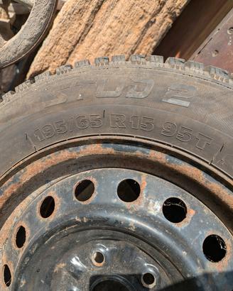 Pneumatico chiodati con cerchio 195/65 r15